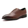 Sapatos masculinos de tamanho grande para exportação, sapatos casuais de bico fino com cadarço e sola vermelha, sapatos casuais de couro com recortes estilo rocker de cano baixo, sapatos derby masculinos estilo britânico