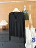 Camiseta de Bom Tecido com Decote V e Manga Longa Lan Qing Tencel Camisa Base com Botão Ombro Normal Caimento Slim Cor Sólida Versátil Top Casual