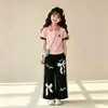 Conjunto de Dos Piezas para Niña: Polo Delgado con Bloques de Color de Manga Corta 2026 Verano Moda Coreana Pantalones Casuales con Lazo de Encaje