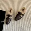 Coleção de inverno estilo coreano: sapatos de bico quadrado pequenos, com salto grosso, peludos, de peça única, retrô e versáteis, quentes e forrados com fleece, mocassins pequenos de couro para mulheres