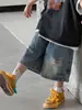 Calça Jeans de Verão Infantil 2026 Estilo Fino de Cinco Pontos para Crianças Pequenas e Médias, Jeans Rasgado Novo Estiloso para Meninos, Shorts da Moda