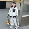 Elegante conjunto de ropa deportiva de otoño estilo coreano para niños, nueva colección primavera/otoño 2026, conjunto de dos piezas de sudadera y chaqueta para niños