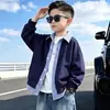 Roupa de outono moderna e estilosa para meninos, nova coleção 2026, streetwear legal e da moda para meninos mais velhos, roupas de outono com design de peça falsa dupla