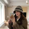 Gorro de Pescador de Felpa Tejido a Rayas para Mujer, Otoño e Invierno, Adelgazante de Rostro, Versátil, Cálido, Nuevo Modelo 2025, Sombrero de Cubo para Circunferencia de Cabeza Grande