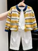 Ropa infantil coreana 2026 colección otoño/invierno nueva: Cárdigan de punto a rayas amarillas, suéter para niños y pantalones de pierna recta, un conjunto de dos piezas