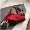 Bolsa Retrô de Veludo de Grande Capacidade para Mulheres 2025 Nova Tendência Moda Bolsa de Axila Casual Bolsinha Coreana Bolsa para o Dia a Dia
