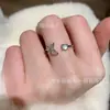Venta al por mayor de fábrica suministro en vivo anillo de plata s925 incrustado con material natural peligroso jade azul agua diseño mariposa pequeño y fresco