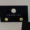 Pendientes pequeños de bola de metal estilo frío, sencillos, pequeños, combinables, para uso diario, con perforación en la oreja, chapados en cobre y oro auténtico.