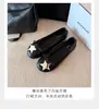 Zapatos planos casuales para mujer, estilo nuevo, rejuvenecedores, zapatos planos de tacón bajo 2026, bailarinas de punta redonda con estampado de estrellas, parte superior de piel, apertura poco profunda, con un lazo