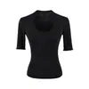 Camiseta gris de chica atractiva con cuello en U y manga corta para mujer, top básico de verano ajustado que marca la cintura, puro y seductor, favorecedor de la figura, top básico de hombro normal