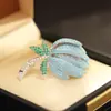 Broche de Epiphyllum Azul de Lujo Ligero y de Gama Alta Zirconia Microincrustada Elegante Chapado en Oro Simple y Versátil Pin de Flor Anti-Exposición