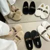 Sapatos de algodão slip-on forrados de pelo com fivela de metal estilo coreano para mulheres, coleção de inverno 2026, forrados de fleece, mocassins confortáveis e quentes