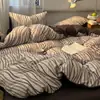 Novo conjunto de cama de quatro peças com estampa em relevo 2026, adequado para uso doméstico e dormitórios estudantis, apresentando lençóis e capas de edredom macios e amigáveis à pele.