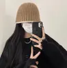 Liquidación al por mayor 2026 Moda de Invierno Gorro de Punto para Mujer, Cálido y a Prueba de Viento, Patrón de Expresión Linda, Gorro de Otoño e Invierno