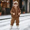 Conjunto de Invierno para Niños 2027 Nuevo Elegante Ropa de Invierno Engrosada para Niños, Chaleco Cálido y Sudadera Conjunto de Tres Piezas Moderno