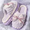 Zapatos de maternidad con forro de encaje para niñas con dulces lazos, engrosados para otoño e invierno, pantuflas de algodón cálidas y esponjosas para uso en casa