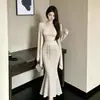 Roupa de férias estilo coreano: cardigã chique, top regata afina a silhueta, saia lápis listrada de cintura alta retrô - um conjunto de três peças para mulheres