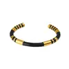 Elegante Pulsera de Puño Dorada y Negra para Hombres Moderno Brazalete de Aleación con Diseño de Raya Audaz Accesorio Perfecto para Uso Casual y Formal Ajuste Ajustable Gran Idea para Regalo