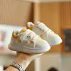 2026 Otoño Temprano Nuevos Zapatos Deportivos Infantiles Niños Suela Suave Transpirables Zapatos de Tabla Niñas Moda Casual Estudiante Zapatos Blancos