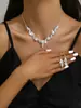 Conjunto de tres piezas con collar, pendientes y pulsera de diamantes de imitación, estilo europeo y americano, color rosa, azul y rojo, muy popular en Amazon.