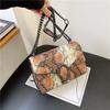 Bolso de Charol con Patrón de Cocodrilo Estilo Spice Girl Dulce y Fresco Textura de Alta Calidad Bolso Cuadrado Pequeño Portátil Bolso Cruzado con Cadena Otoño e Invierno 2024 para Mujer