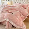 Estilo Princesa Francesa Juego de Cuatro Piezas de Leche Fleece Doble Cara Invierno Franela Coral Fleece Funda de Edredón Sábana Gruesa Faldón de Cama Ropa de Cama
