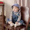 Traje Infantil 2025 Novo Conjunto de Duas Peças Cartoon com Suspensórios de Dinossauro para Meninos e Meninas, Bebês e Crianças Pequenas, Adequado para Sair