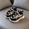 Tênis esportivo infantil, novo modelo de primavera, sapatos infantis leves, com sola macia, respiráveis, casuais, estilo 'dad shoes', para meninas e bebês