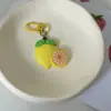 Siete lindos y suaves llaveros de frutas, dijes de frutas que inducen dopamina, incluyendo accesorios de manzana, fresa, cereza y sandía