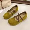 Sapatos Mary Jane baixos estilo francês com salto oculto, perfeitos para o outono de 2026, uma combinação deslumbrante com saias, sapatilhas e sapatos inspirados em Birkenstock