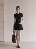 Deslumbrante vestido T-shirt preto com gola polo de manga curta para mulheres, para o verão, acinturado, emagrecedor, elegante, estilo boneca 10636