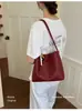 Bolso tejido retro estilo coreano para mujer, nuevo bolso cubo de moda nicho otoño e invierno 2026, bolso cruzado versátil para el día a día