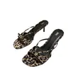 Chinelos de salto alto, sandálias de dedo de salto alto, sapatos novos de verão 2026, duráveis, salto quadrado nicho, sandálias slip-on populares da moda