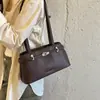 Elegante bolsa de axila feminina 2026 novo modelo com padrão de lichia, bolsa de ombro para o dia a dia, bolsa de mão de nicho estilo francês, bolsa baguette