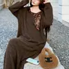 Conjunto de duas peças para mulheres em 2026: suéter de tricô na cor marrom Maillard e vestido longo, apresentando um estilo descontraído, artístico e vintage, adequado para primavera e outono.
