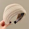 Nueva diadema de ala ancha 2026 para mujer, diseñada para levantar la línea del cabello y mantener el cabello en su lugar mientras te lavas la cara, con un estilo retro adecuado para otoño e invierno, y ofreciendo un aspecto sofisticado