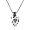 2023 Venta caliente transfronteriza Retro europeo y americano Vikingo Triángulo de Hierro escudo collar colgante de acero de titanio para hombre venta al por mayor