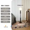 Lámpara de pie de columna romana de mediados de siglo, adecuada para sala de estar, colocada junto al sofá, dormitorio retro de estilo francés, creando un ambiente sofisticado y artístico