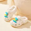 Las nuevas pantuflas de algodón para niña de Little Deer Mili son modelos de invierno con suelas suaves, antideslizantes, interior de felpa y talón cerrado para uso en casa de los niños.