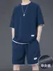 Um conjunto completo de roupas casuais, novo conjunto esportivo de verão, conjunto estiloso masculino de shorts de manga curta em tecido waffle solto