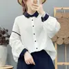 Camisa de manga comprida em gaze de algodão puro de camada dupla para mulheres, com um design retrô e artístico com retalhos de cores contrastantes na gola, um corte solto que disfarça a figura e mangas bufantes.