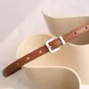 Cinto fino de couro feminino com fivela prateada, de design elegante e simples estilo francês, adequado para combinar com calças casuais e ternos, disponível em estoque na fábrica