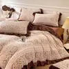 Conjunto de colcha estilo Hepburn, apresentando um conjunto de quatro peças em veludo de leite para o inverno, com forro de fleece adicional para aquecimento extra, e um conjunto de lençol e capa de edredom de fleece de coral de três peças