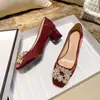 Sapatos de casamento Cheongsam, saltos altos femininos, saltos grossos, saltos baixos, saltos altos vermelhos elegantes e sofisticados para mães, sapatos de casamento para sogras, sapatos de banquete de casamento