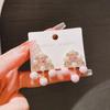 Elegantes aretes retro estilo corte de socialité con circonita cuadrada y perla Aretes de diamantes huecos únicos de nicho de alto sentido