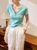# Algodón Peinado Puro # Camiseta de Manga Corta con Cuello en V de Diseño de Alta Gama para Mujer, Nuevo Estilo Verano 2026, Top Retro con Botones en el Hombro.