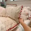 Juego de colcha y faldón de cama jacquard teñido en hilo de cuatro piezas con bordado de encaje, juego de ropa de cama floral fresco y delicado de cuatro piezas