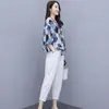 Conjunto de Manga Curta Estampado Fashion Feminino Primavera e Verão 2025 Novo Decote V Solto Emagrecedor Casual Top Calça Cropped Redutor de Idade
