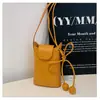 Bolso de teléfono retro de cuero suave con tapa abatible simple, cordón, decoración de bola de madera, bandolera ligera, minibolso de mano moderno y versátil