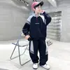 Estilo Novo Primavera e Outono Moda Masculina Bloco de Cores Roupa Infantil Conjunto com Zíper Meio e Gola Alta 2026 Crianças Médias e Grandes Conjunto de Duas Peças Super Legal